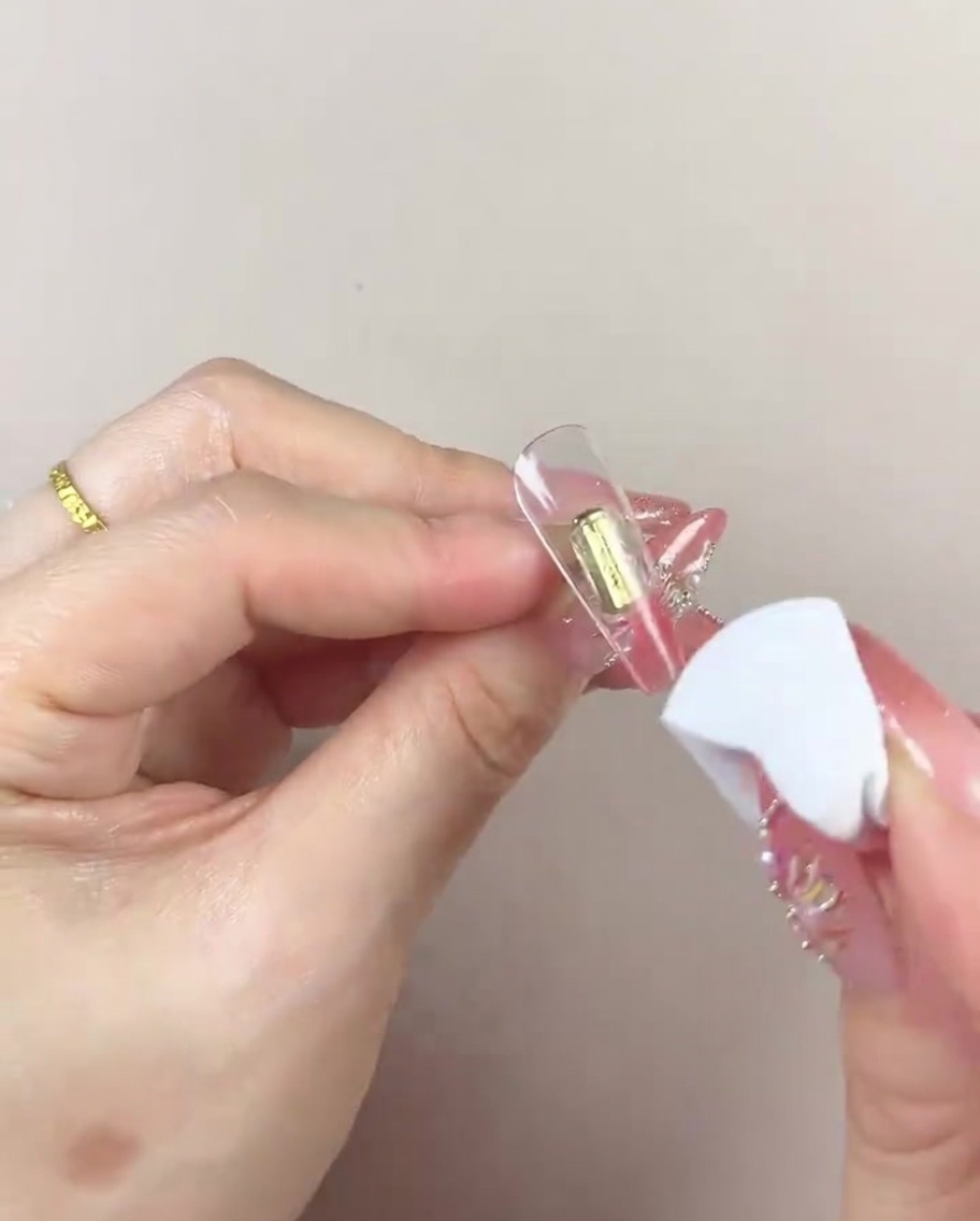 Une éponge à maquillage bougeant de gauche à droite sur longle pour estomper la couleur du gel.