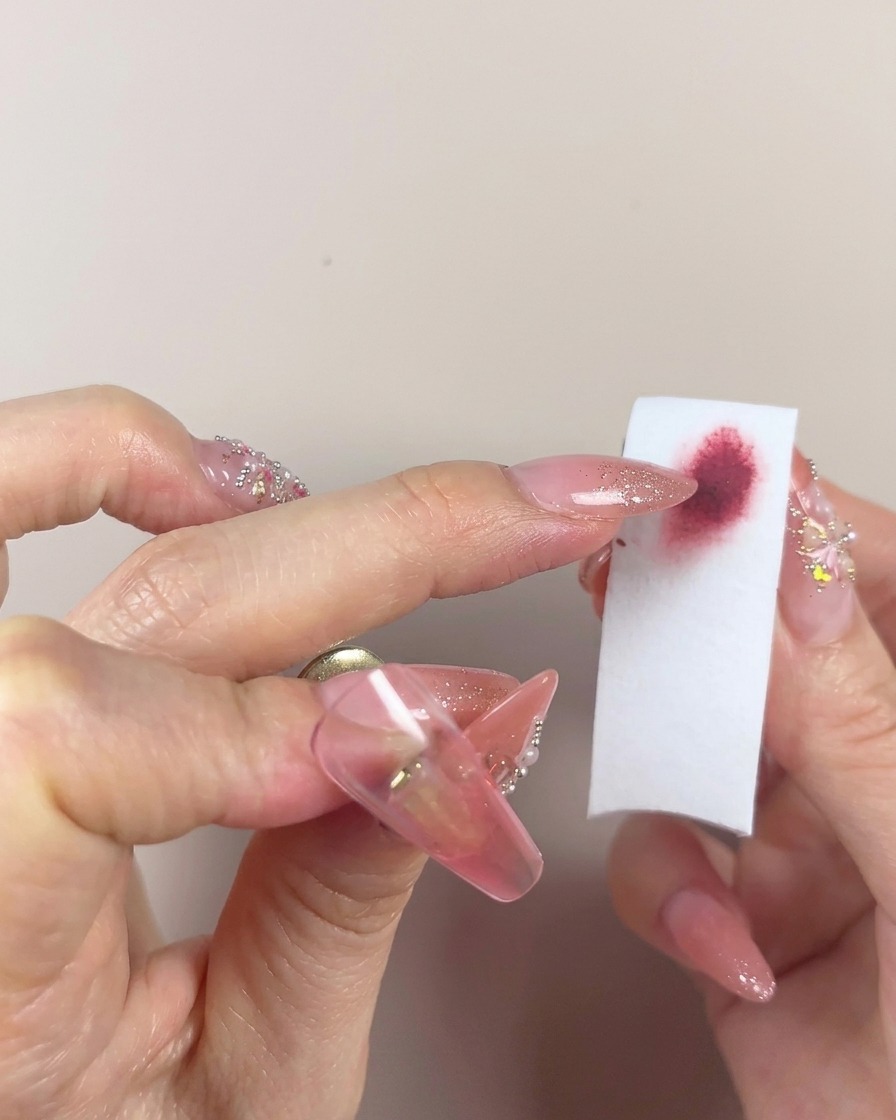 Gros plan montrant le bord de léponge adoucissant légèrement la couleur du gel pour une transition lisse.