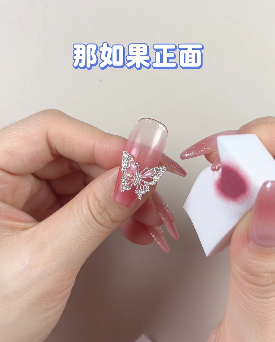Une section propre dune éponge cosmétique utilisée pour lisser doucement une zone concentrée de vernis gel sur un ongle.