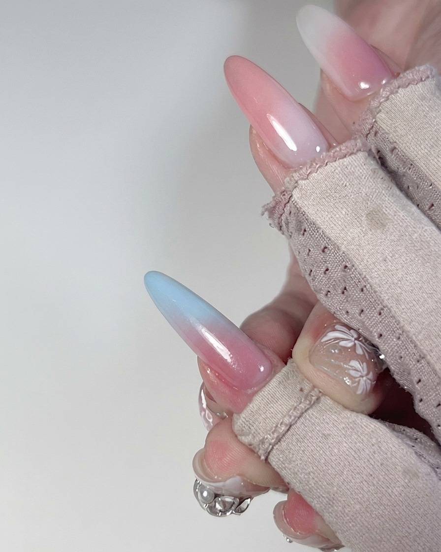 Gros plan dune éponge estompant la zone de transition entre le bleu et le rose sur un ongle.