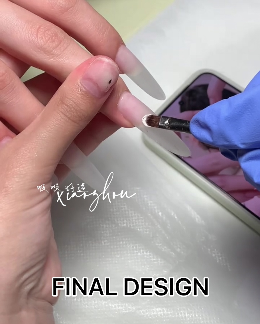 Gros plan sur un pinceau appliquant une couche de base transparente sur un ongle naturel.