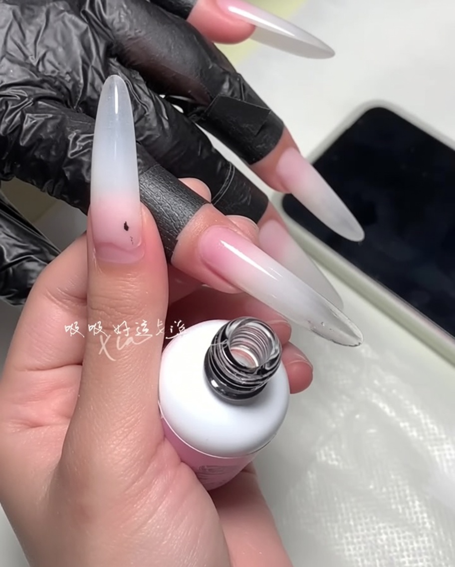 Un pinceau utilisé pour affiner le bord du vernis près de la cuticule.