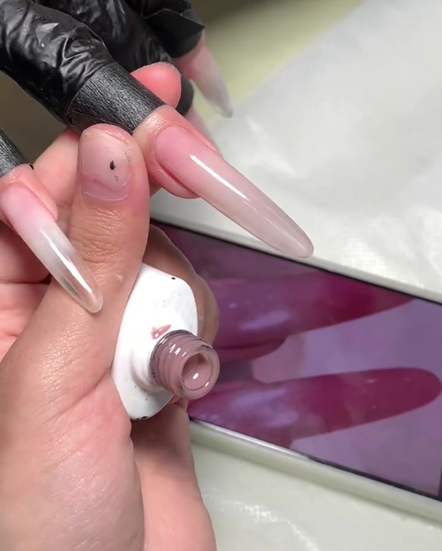 Une petite éponge utilisée pour tapoter la zone de transition entre les deux couleurs de gel.