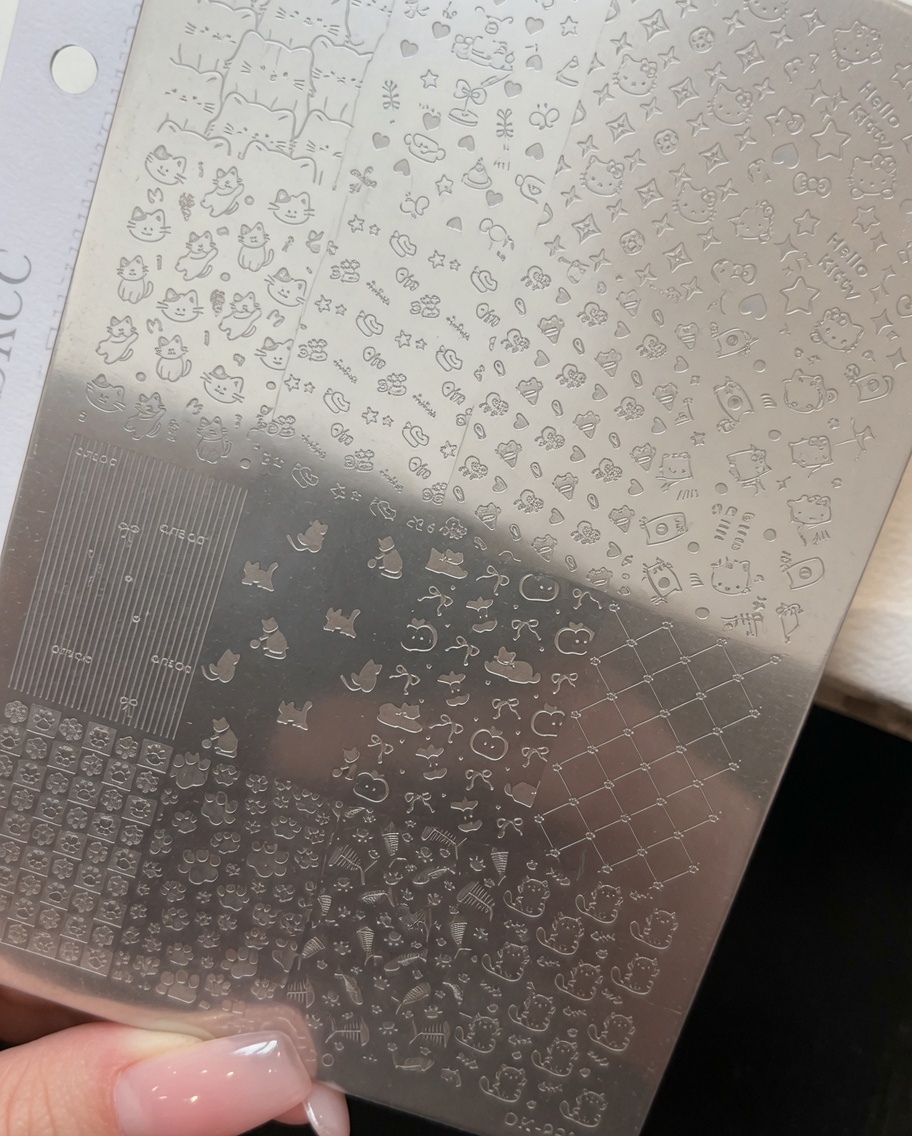 Une fine couche de vernis gel vieux rose appliquée sur un motif sur le thème de Kitty sur une plaque de stamping en métalcite: 1.