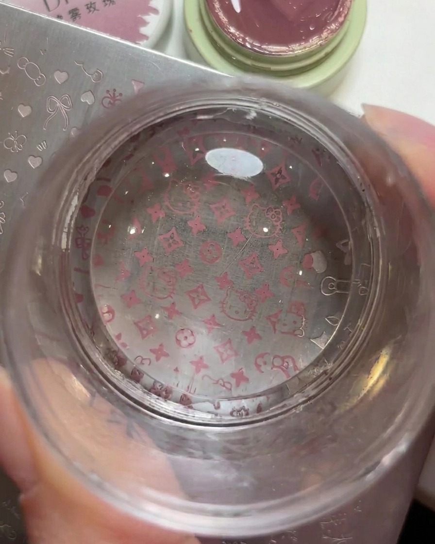 Un tampon transparent en silicone montrant clairement le motif Hello Kitty et le logo prélevéscite: 1.