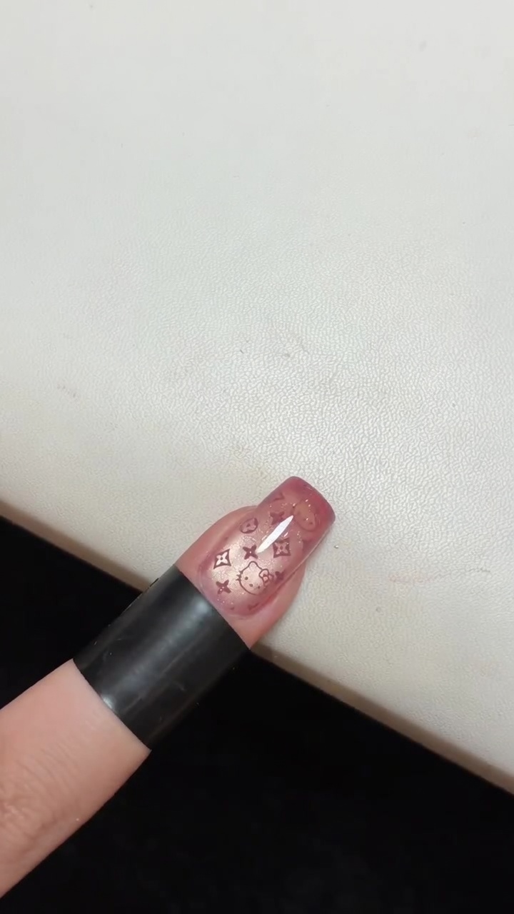 Ongles Chromés Dégradés Kitty — Tutoriel Étape par Étape[cite: 1]
