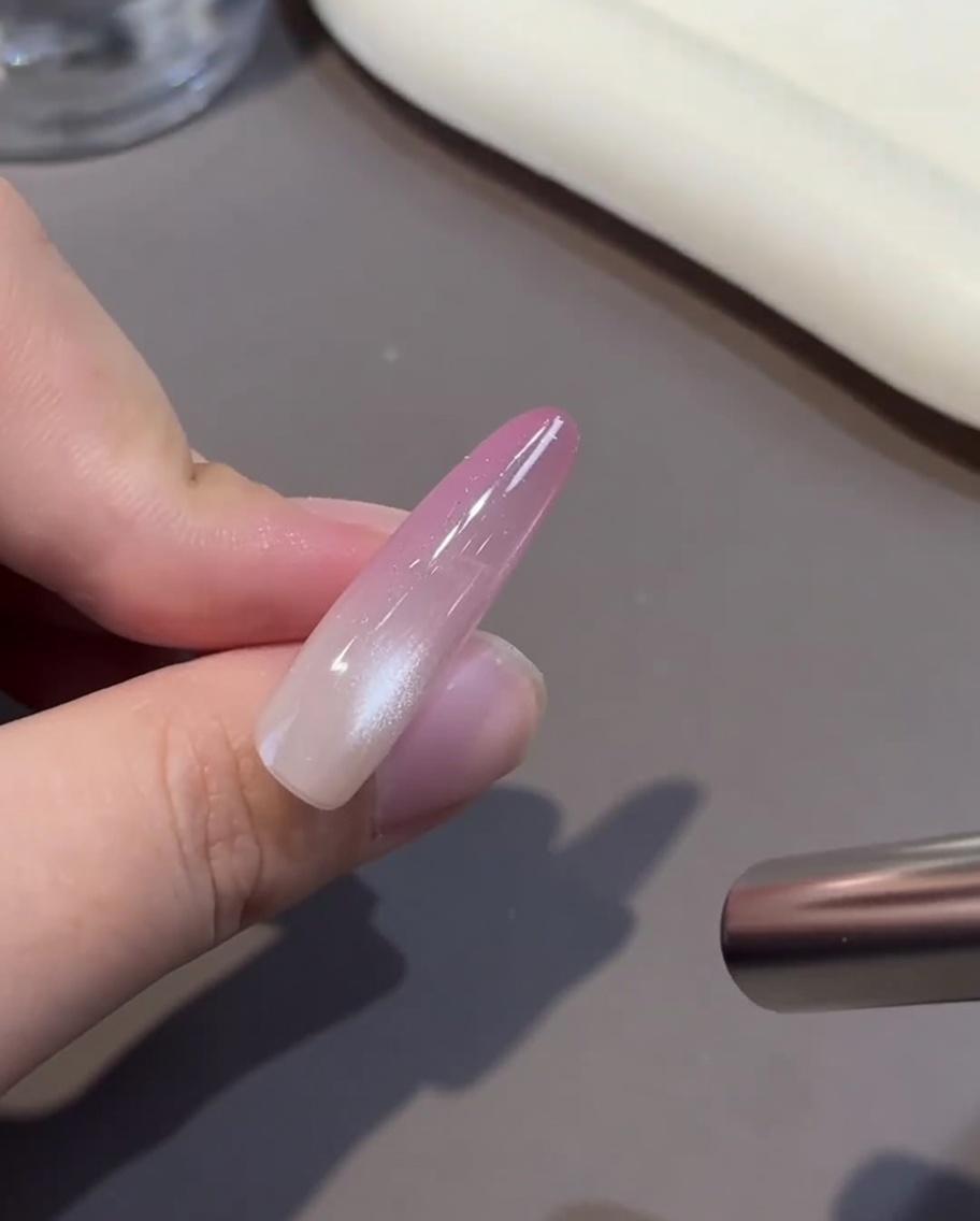 Un ongle positionné à lintérieur dune lampe UV/LED pour la catalysation.