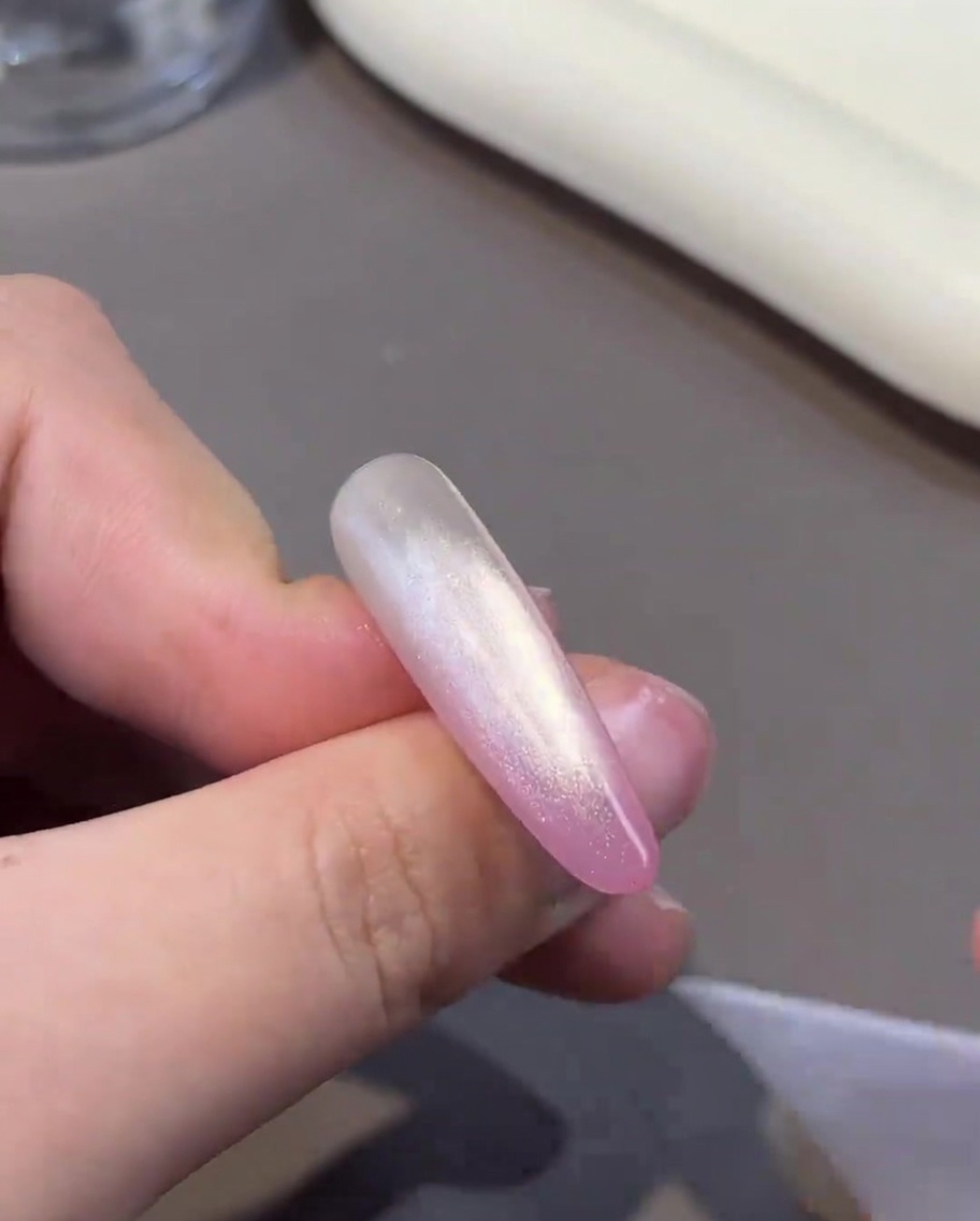 Un aimant positionné près de longle pour manipuler les particules dans le gel humide.
