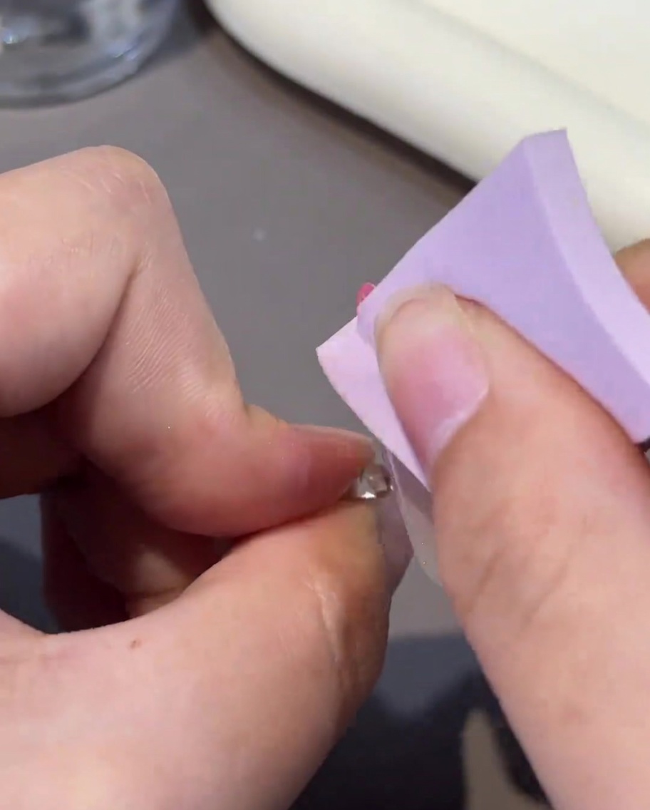 Un coton non pelucheux utilisé pour nettoyer la surface dun ongle en gel catalysé.