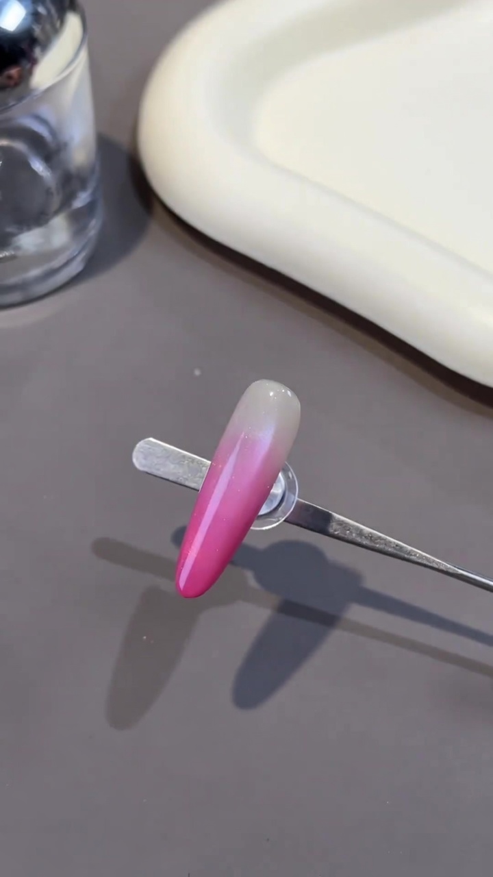 Ongles en gel ombré rose avec effet œil-de-chat — Tutoriel étape par étape