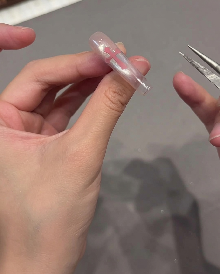 Un coton non pelucheux utilisé pour nettoyer la surface dun ongle cat eye terminé.