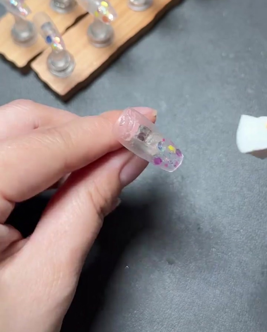 Une lime à ongles utilisée pour polir la surface dun faux ongle afin de créer une finition lisse.