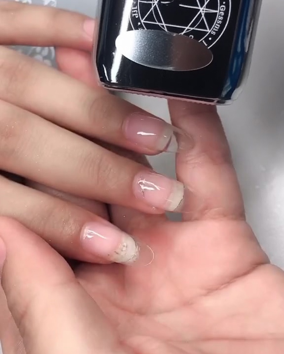 Gros plan montrant un gel top coat effet miroir appliqué sur la surface de longle.