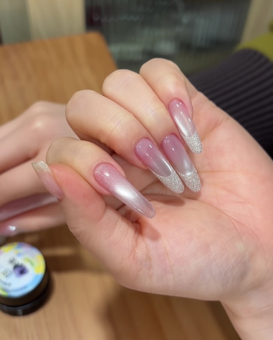Ongles placés à lintérieur dune lampe UV portable pour le processus de catalyse.