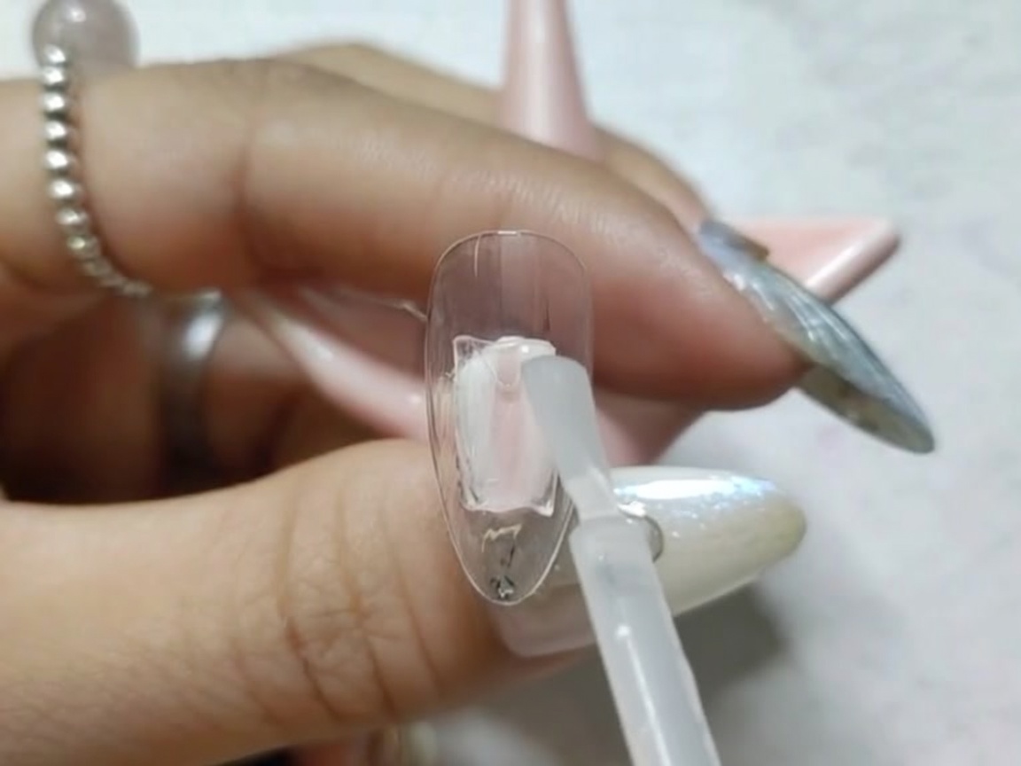 Une capsule dongle placée sous une petite lampe UV/LED pour la catalyse.