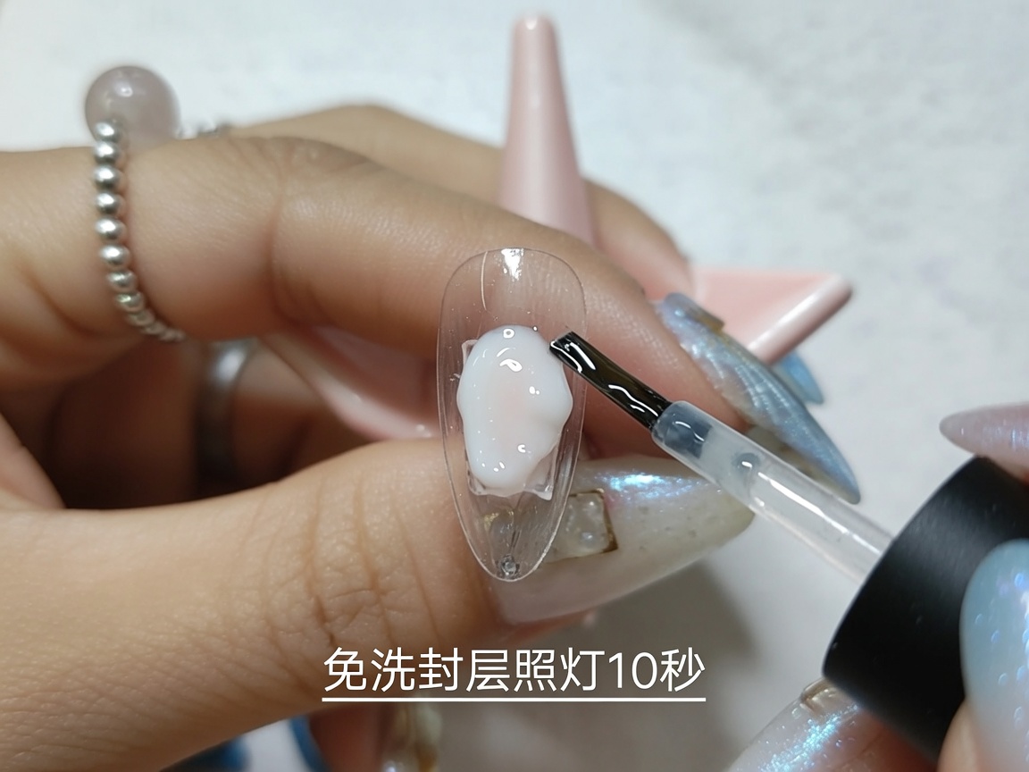 Un applicateur éponge chargé de poudre chrome laser irisée.