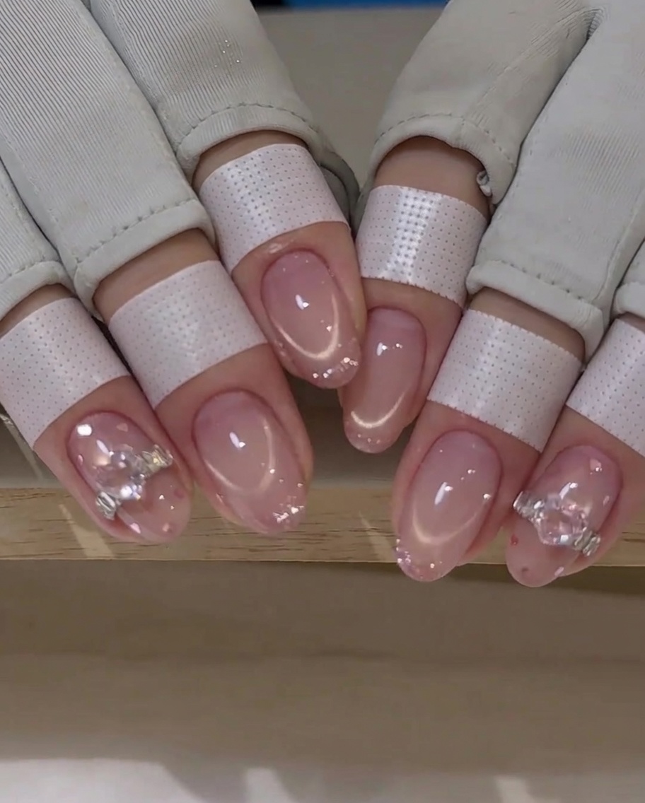 Un ongle avec une couche de vernis magnétique humide, montrant les particules irisées avant lutilisation de laimant.