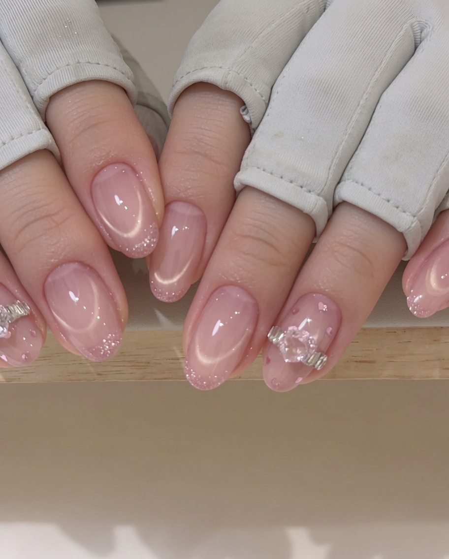 Un aimant est tenu au-dessus dun ongle verni humide pour créer une ligne brillante nette.