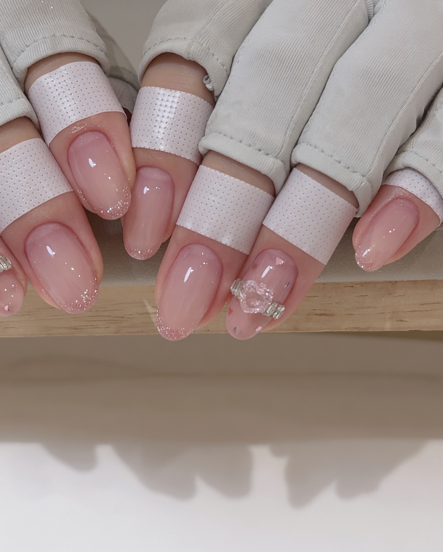 Une deuxième couche de vernis magnétique est appliquée, intensifiant léclat global.
