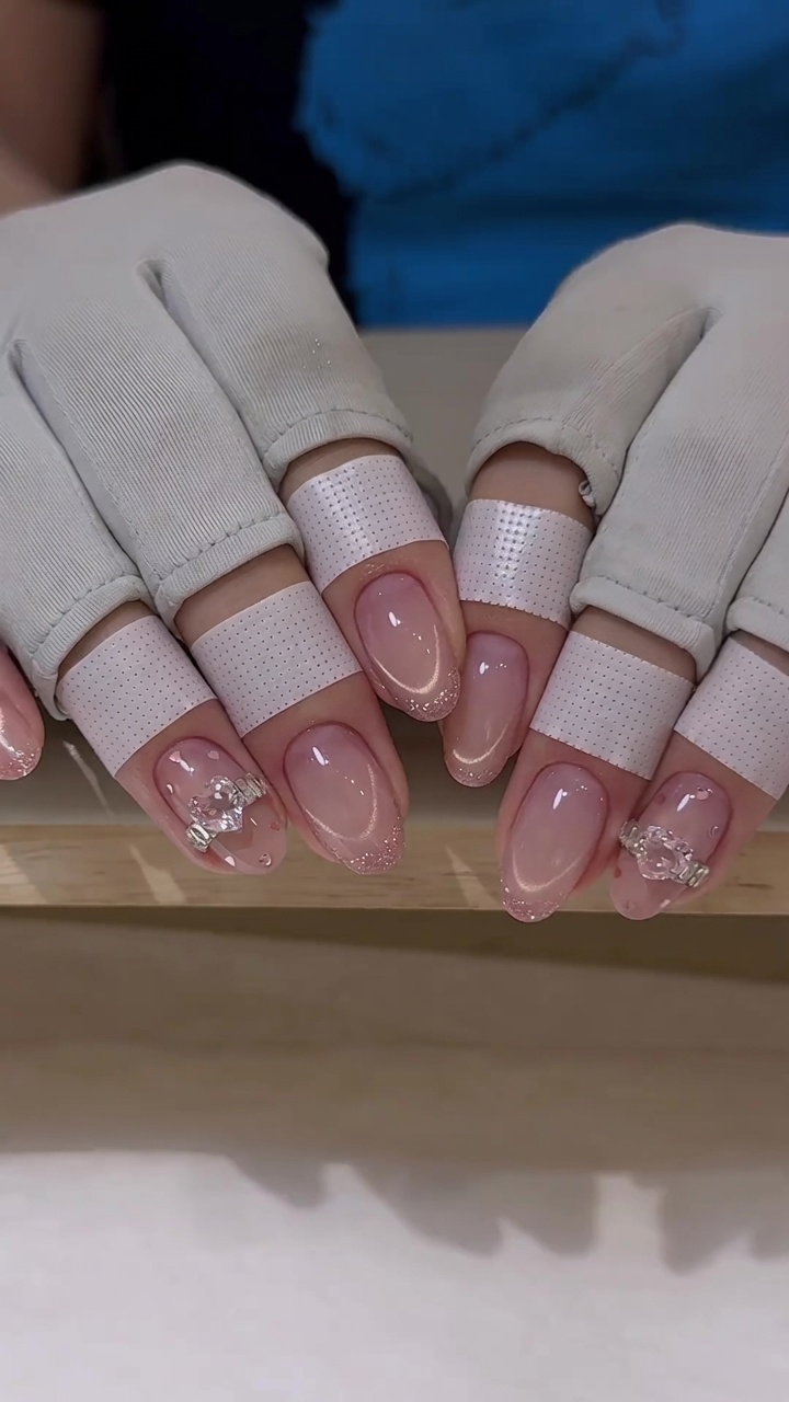 Manucure French rose effet œil de chat et charms cœurs — Tutoriel