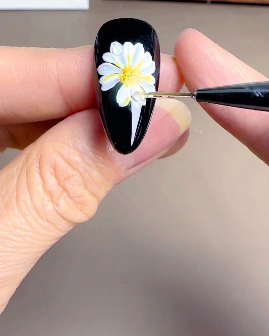 Gros plan du centre dune marguerite avec de minuscules points blancs ajoutant du détail au cœur.