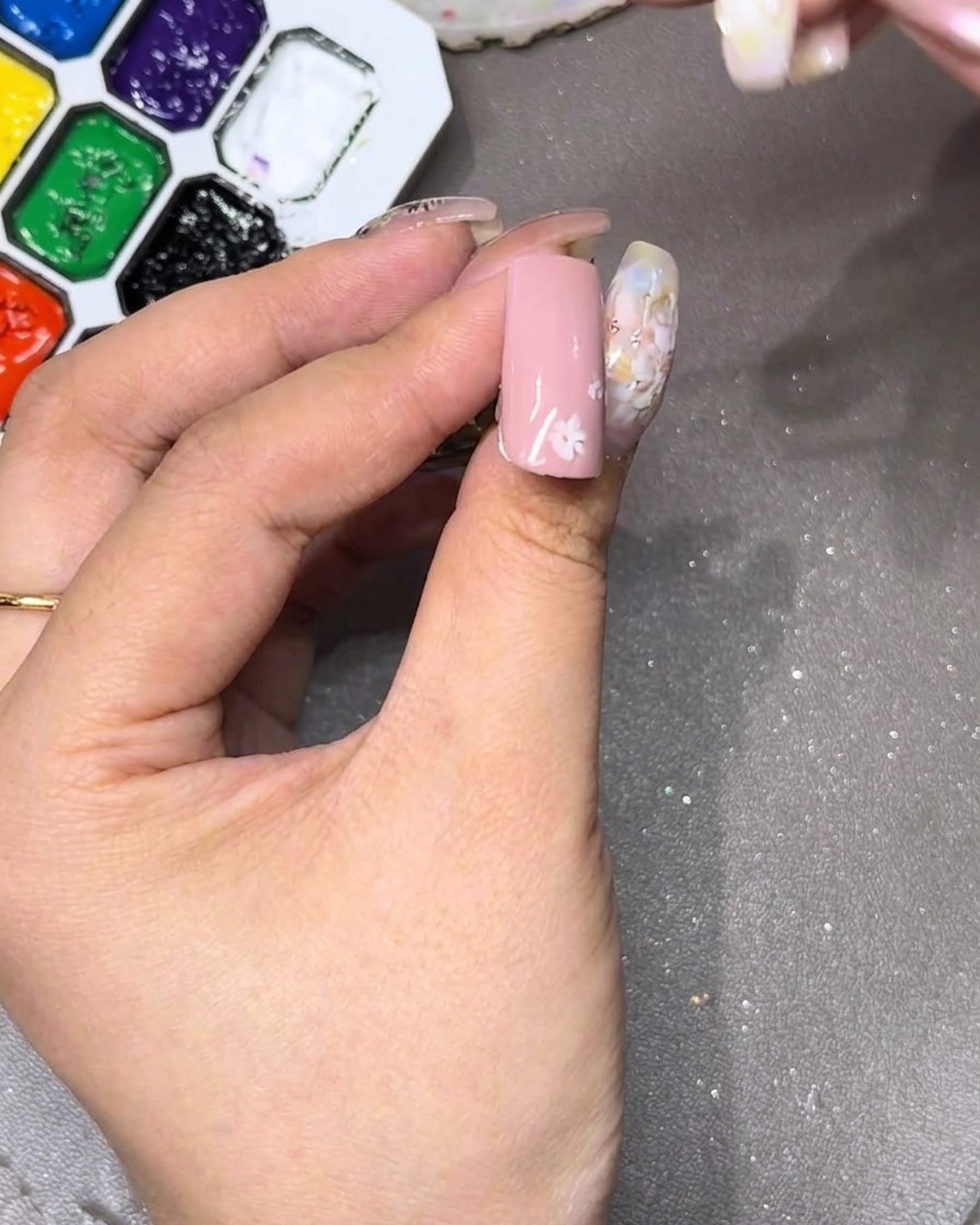 Gros plan dun ongle montrant le premier pétale blanc dessiné en haut.