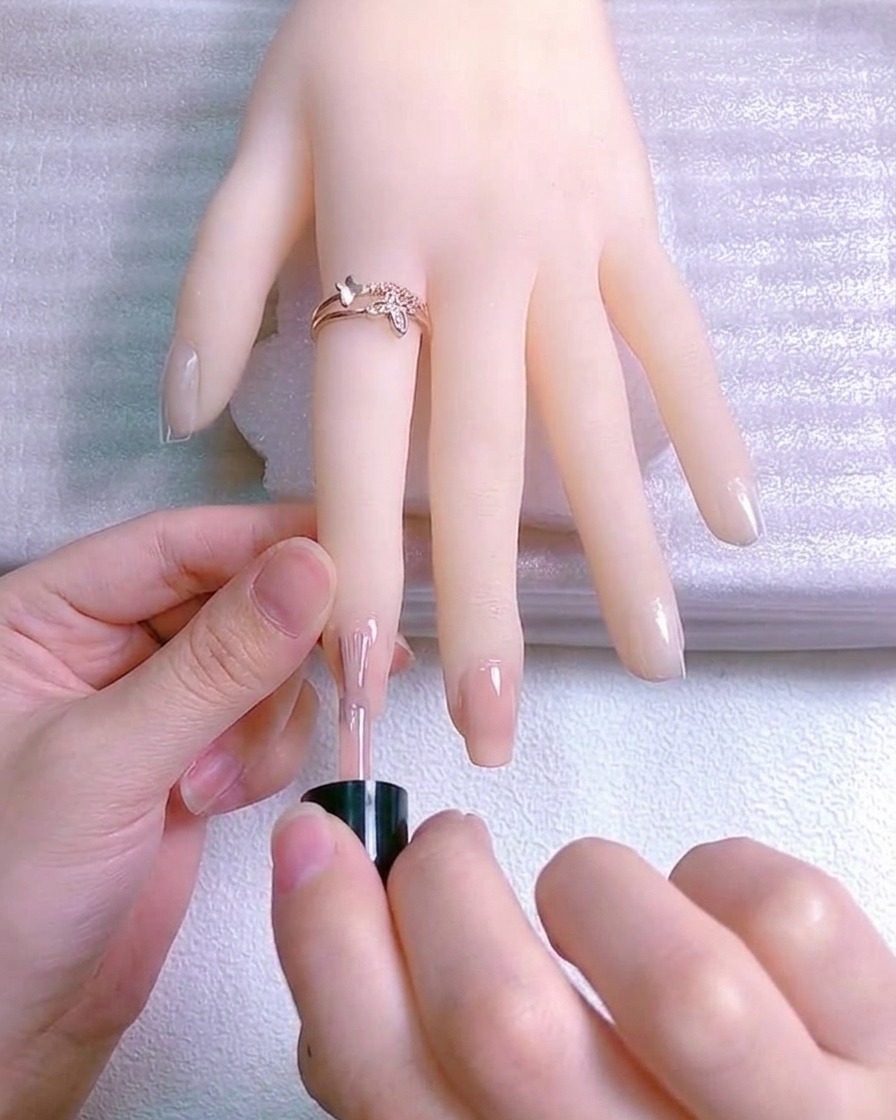 Une fine couche de vernis pailleté réfléchissant appliquée sur le bord libre de longle.