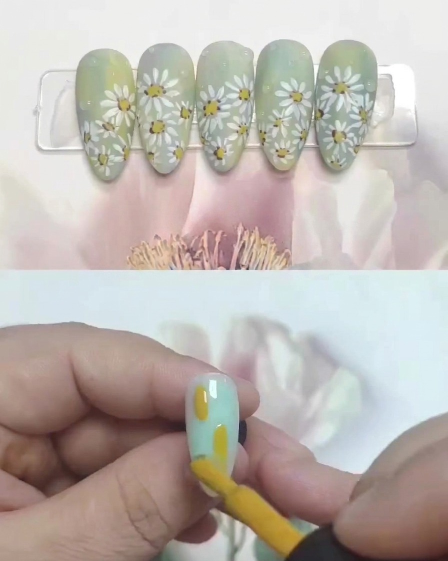 Ajout dun minuscule point brun au centre dune marguerite peinte sur un ongle.