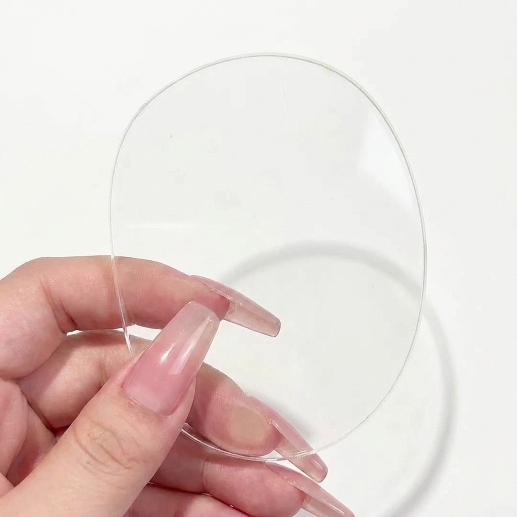 Gros plan dun pinceau liner dessinant une ligne horizontale pour former une croix sur une palette transparente.