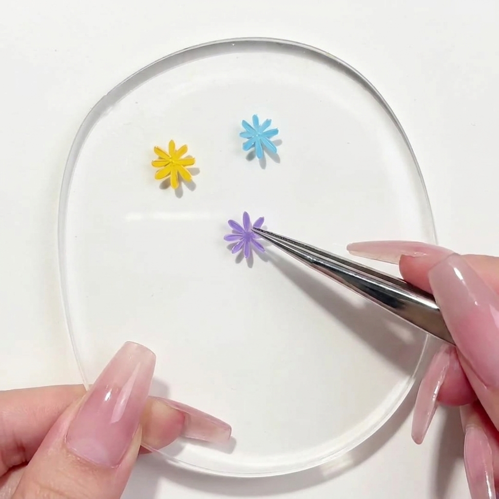 Un pinceau liner appliquant un deuxième pétale violet sur le motif de marguerite.