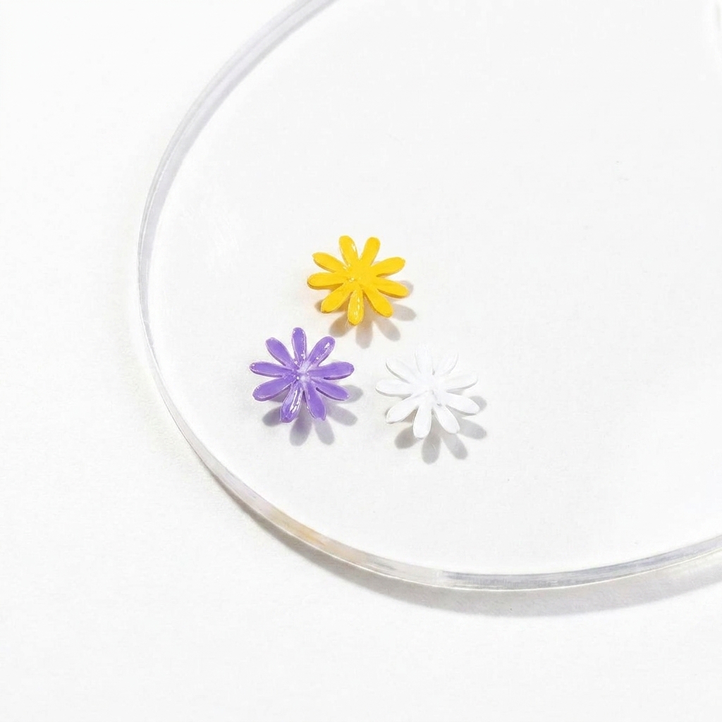 Un pinceau liner appliquant un quatrième pétale violet sur le motif de marguerite.
