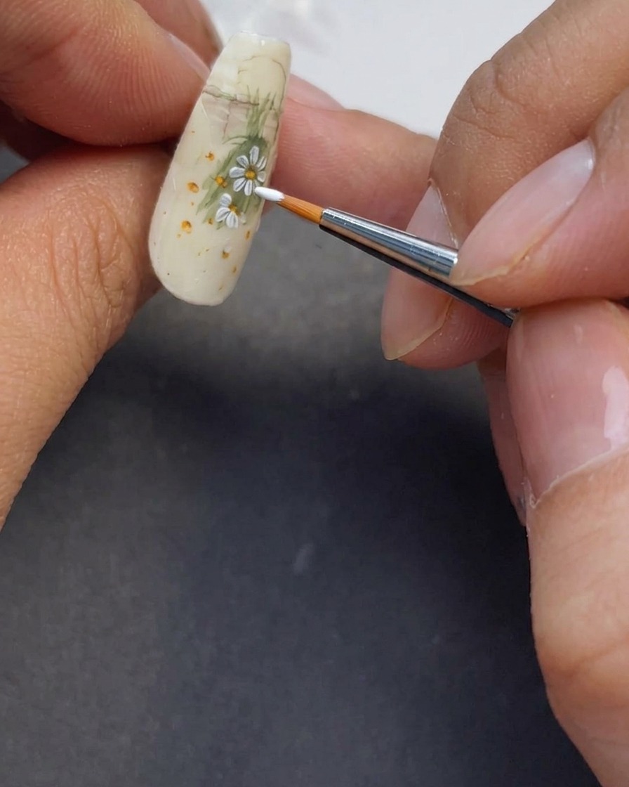 Gros plan de pétales blancs supplémentaires ajoutés pour compléter le design des marguerites.
