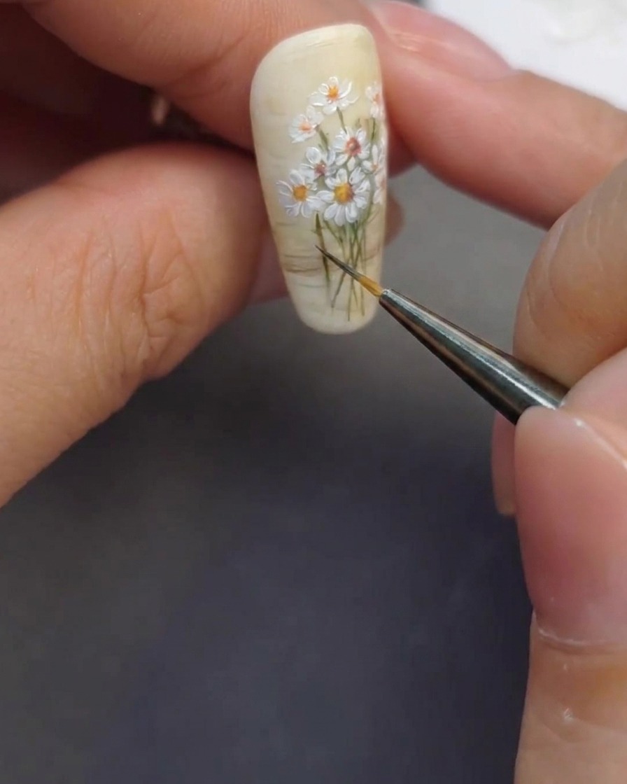 Un pinceau de détail prolongeant les tiges vertes vers la zone du vase.