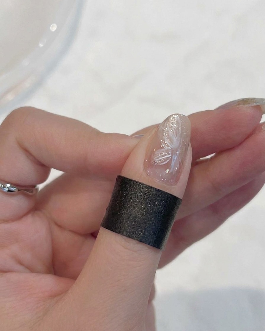 Un pinceau superposant un gel blanc laiteux et fin sur les pétales de fleur existants.