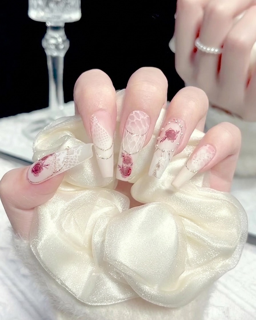 Un pinceau appliquant une petite quantité de gel blanc au centre dun ongle manucuré.