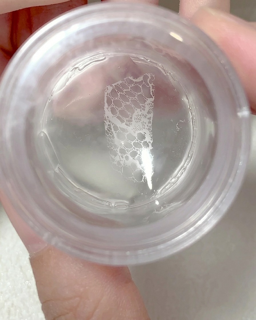 Le tampon en silicone pressé sur un ongle pour transférer le design de dentelle.