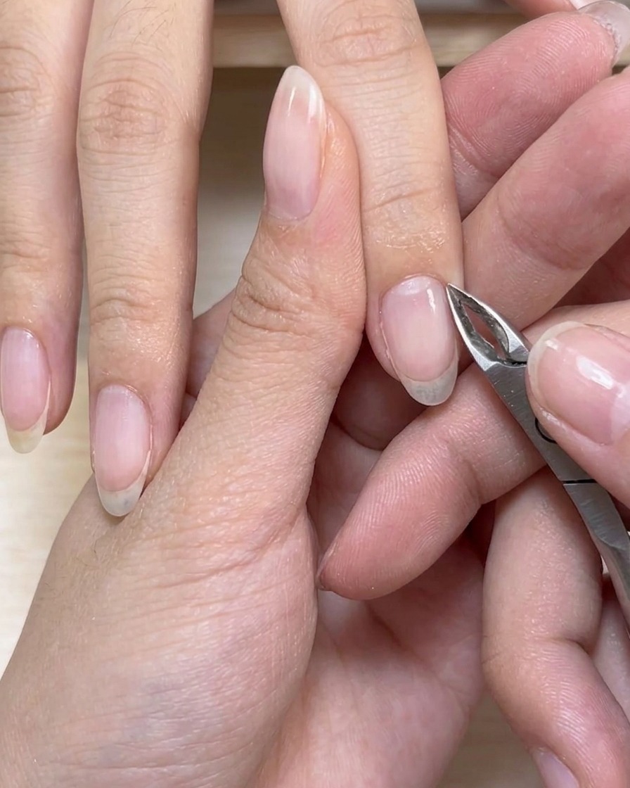 Une pince à envies coupant avec précision les excès de peaux mortes à la base dun ongle.