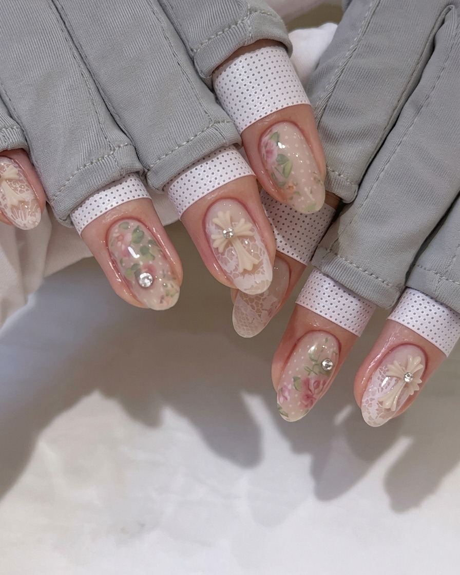 Un pinceau appliquant un top coat transparent et brillant sur un nail art minutieux.