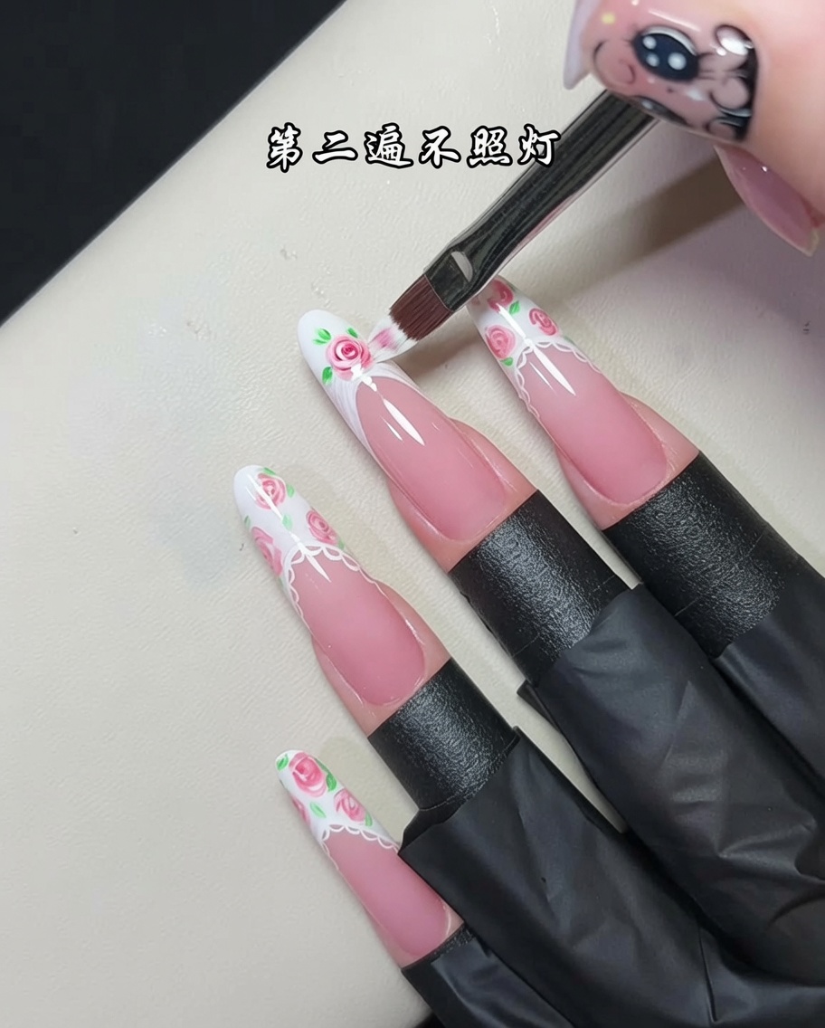 Un pinceau professionnel appliquant une couche humide de gel blanc texturé sur le bout dun ongle.