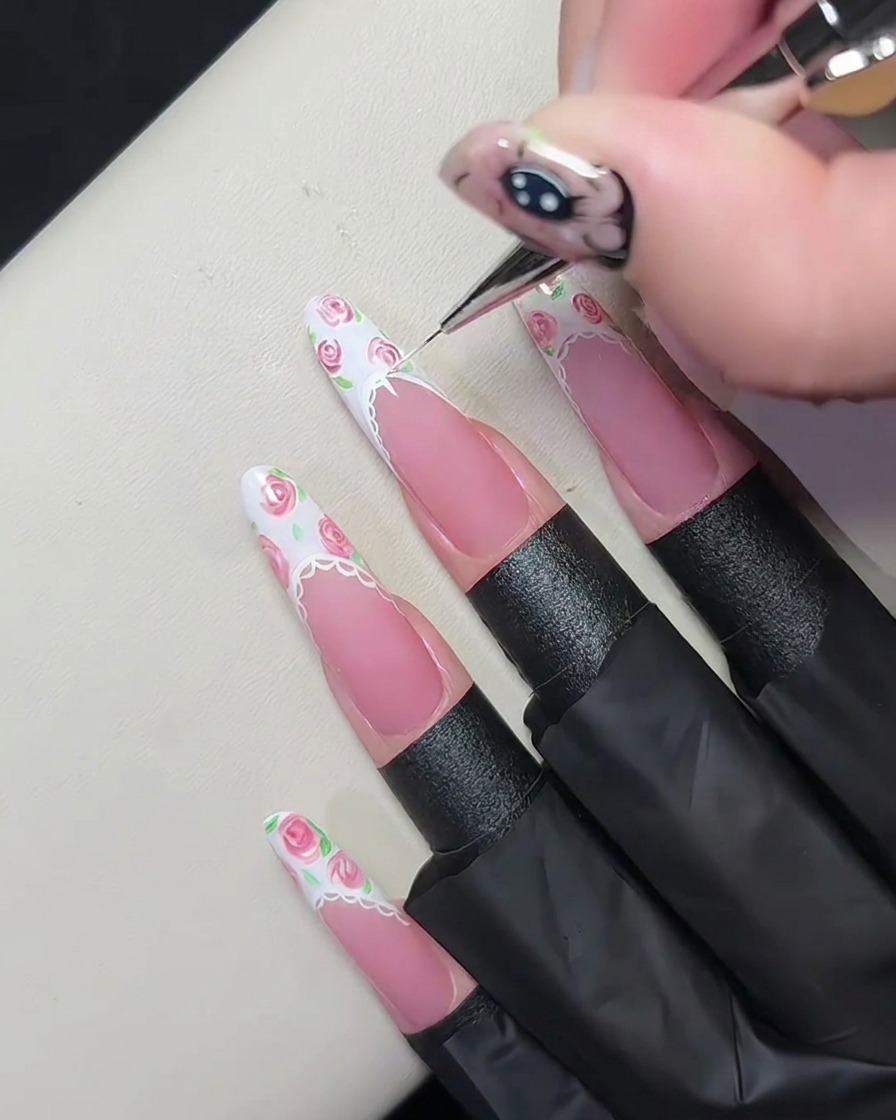 Vue détaillée dun motif de dentelle sur un ongle avec de minuscules demi-cercles et points.