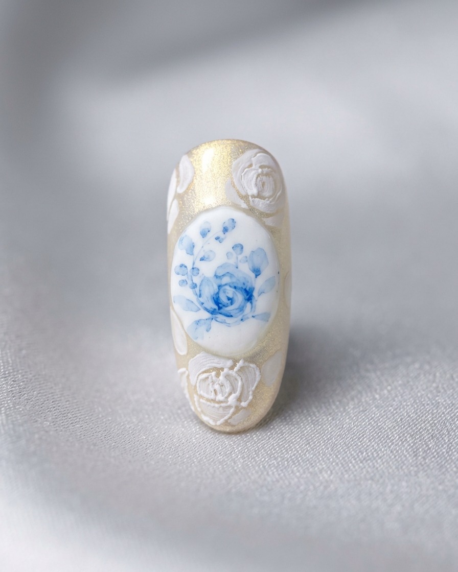Un design dongle fini avec une rose bleue centrale entourée de roses 3D blanches et de travail de dentelle complexe.