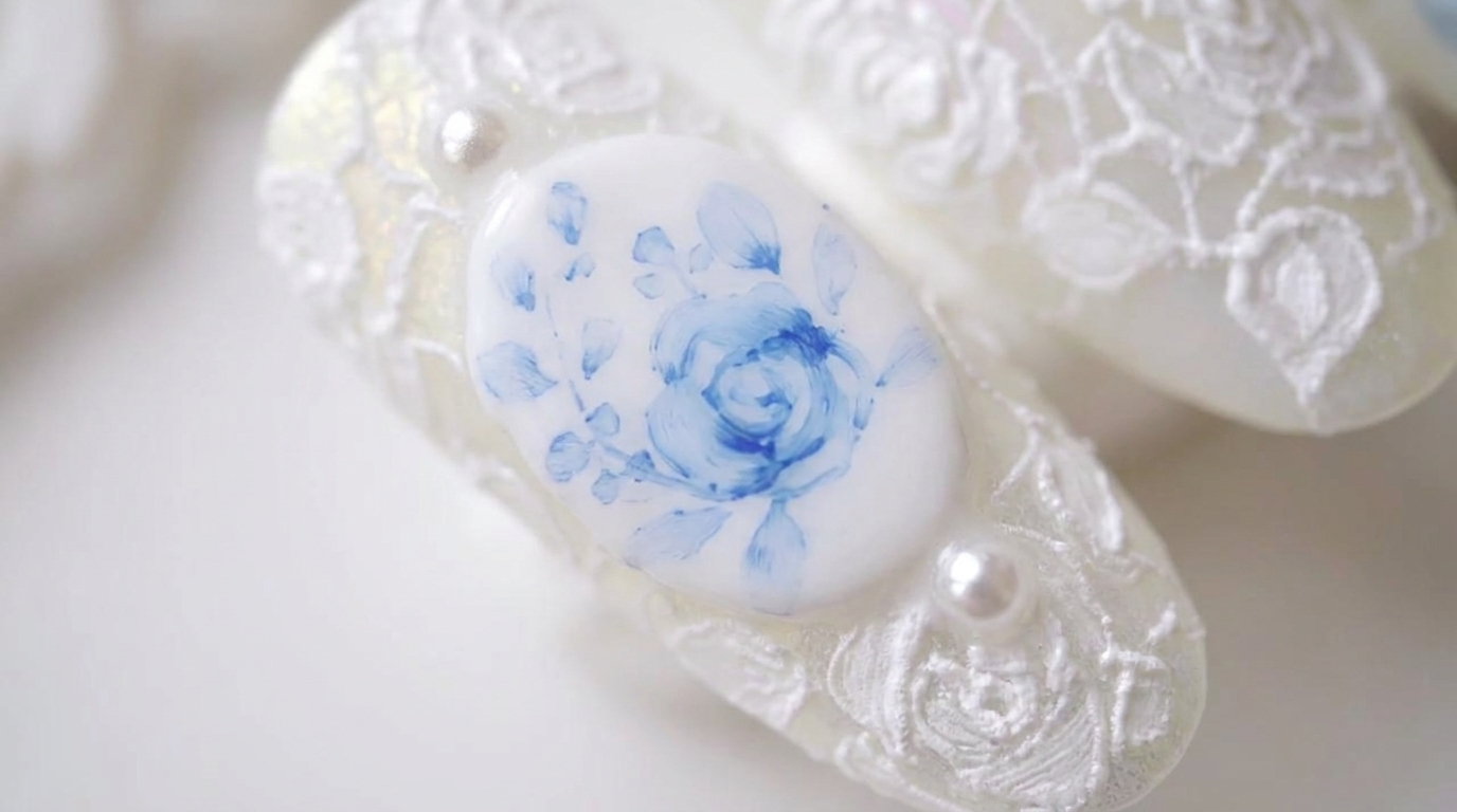 Tutoriel : Ongles à relief 3D en dentelle et roses bleues peintes à la main