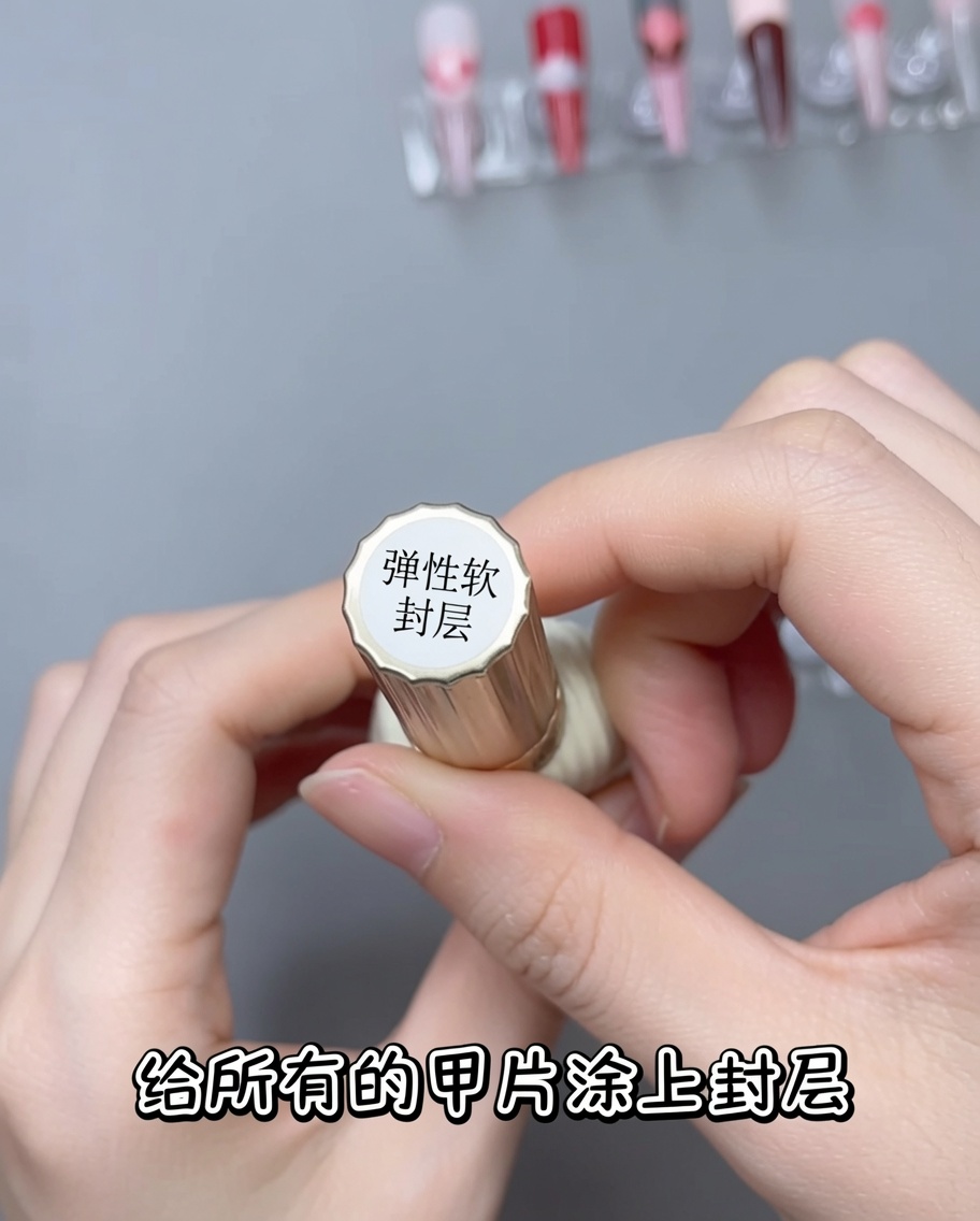 Un pinceau appliquant une couche de top coat brillant sur un ongle avec un motif dentelle.