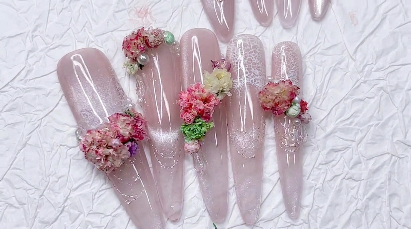 Ongles en dentelle et fleurs 3D effet œil-de-chat — Tutoriel DIY élégant