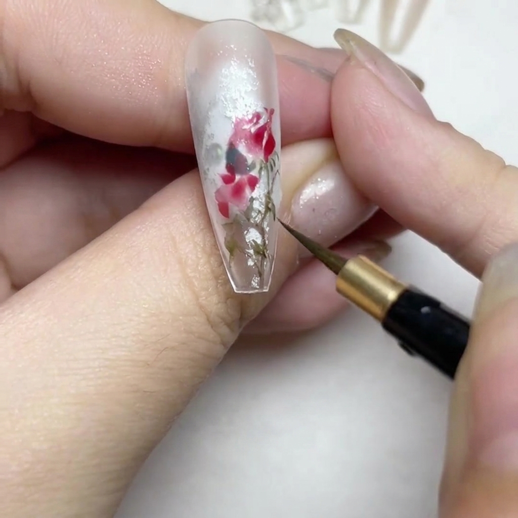 Détail des bords du motif de rose avec de fines lignes blanches rappelant la dentelle.