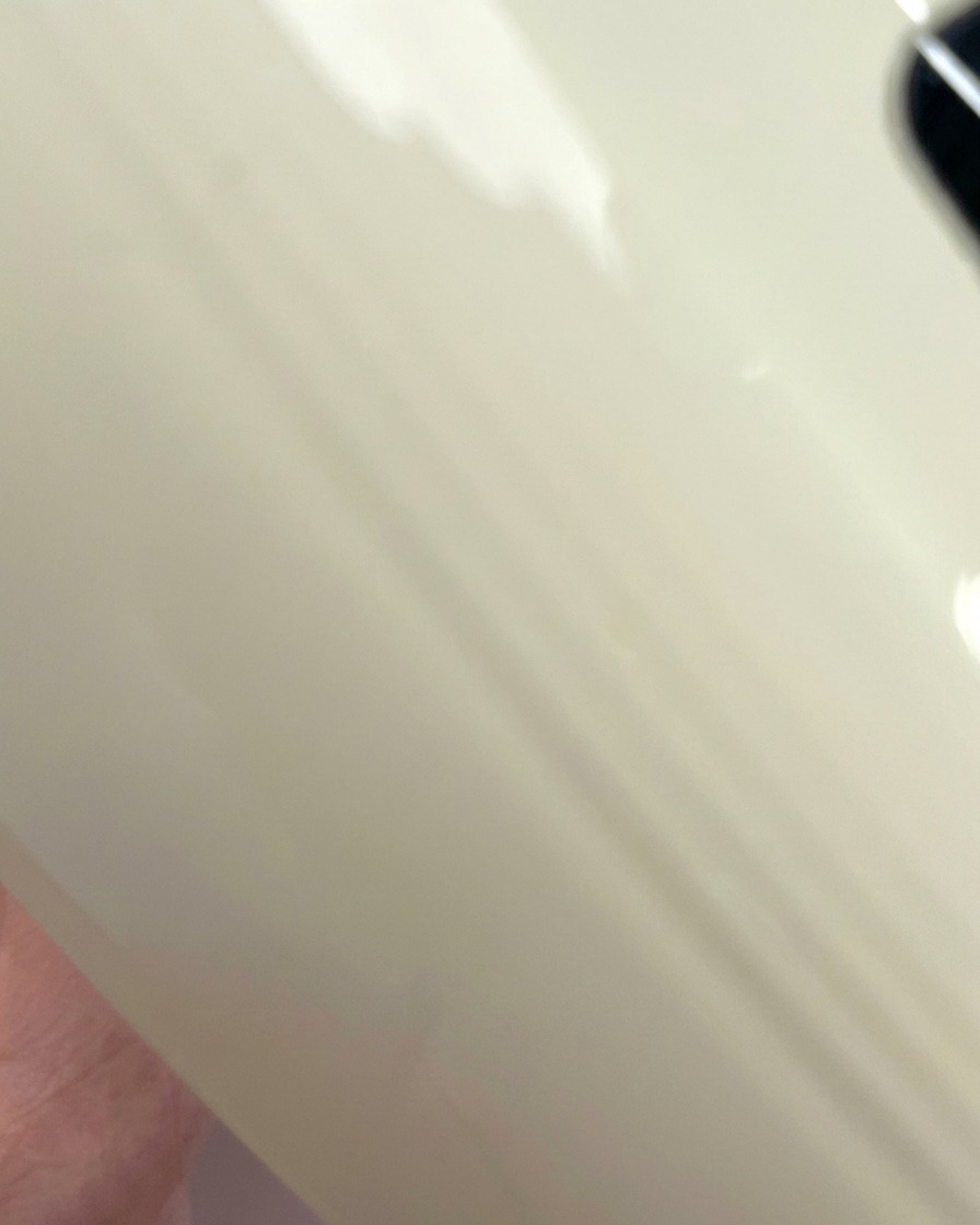 Vue dun tip dongle transparent catalysant sous la lumière violette dune lampe UV/LED.