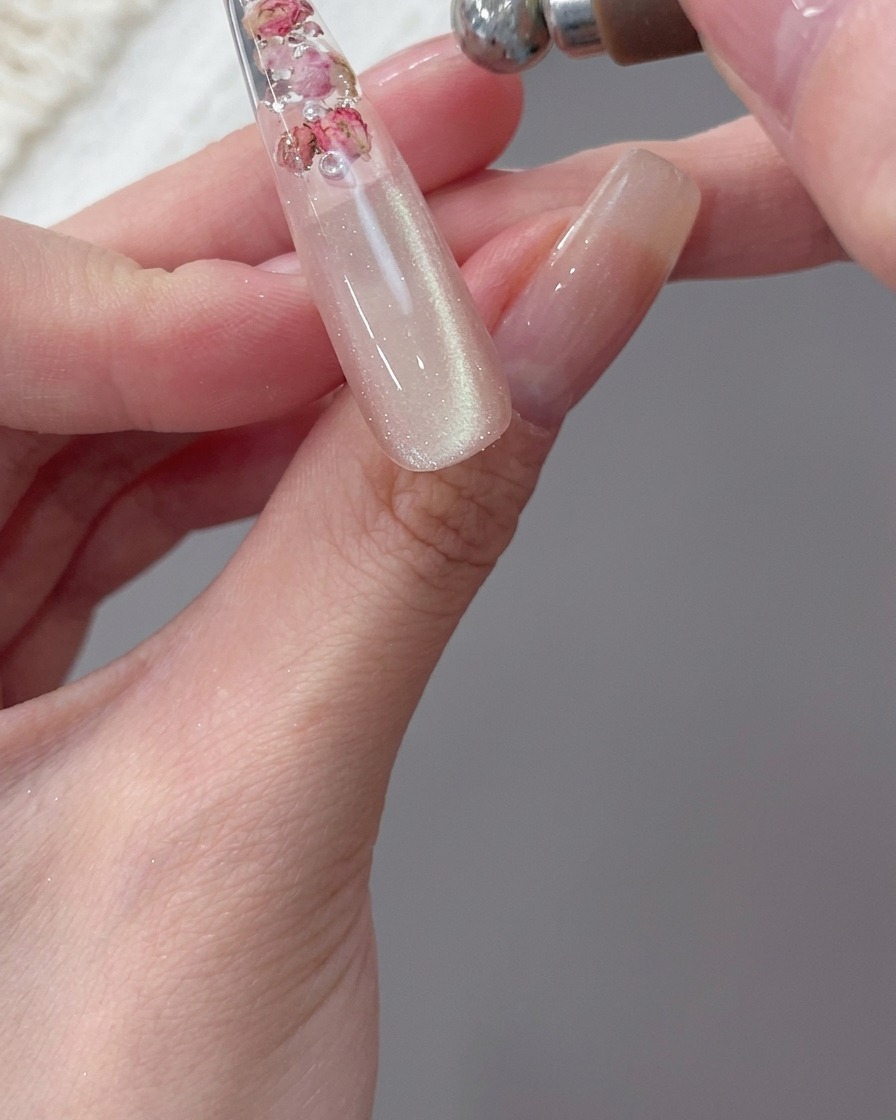 Gros plan dun aimant utilisé pour attirer les particules magnétiques en une bande scintillante sur une capsule.
