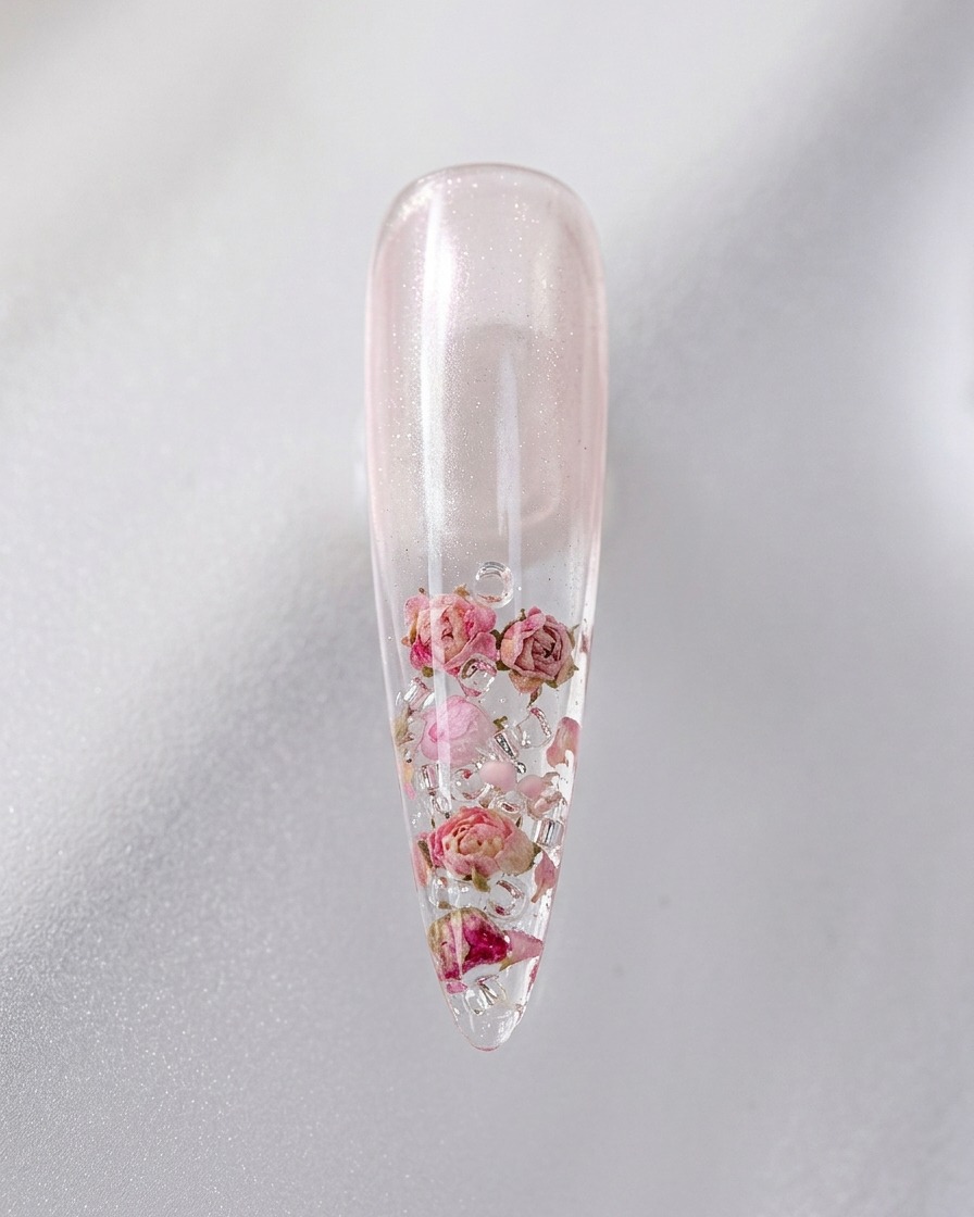 Gros plan dun ongle manipulé avec un aimant sphérique pour affiner le reflet magnétique brillant.