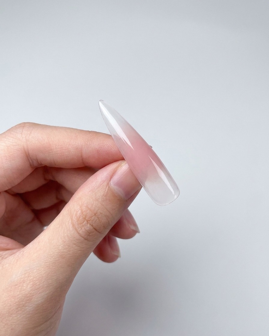 Capsule avec gel magnétique et effet scintillant créé par un aimant.