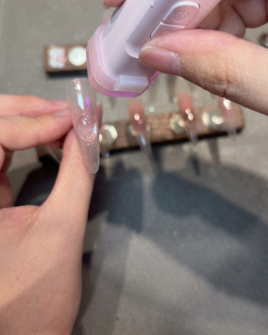Capsule avec gel magnétique présentant un effet de lumière diagonale sur le côté.